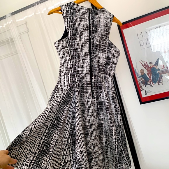 Flattering Eva Longoria sleeveless a-line dress - Picture 4 of 5